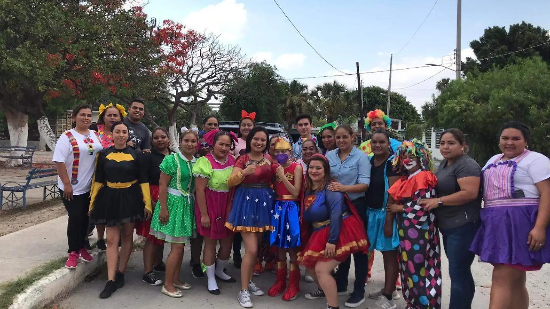 vecinos se sumaron a la celebración y con pancartas festejaban a la pequeña